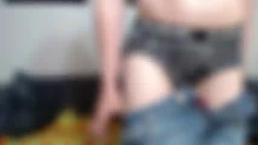 Mi accarezzo il cazzo e mi sditalino il buco stretto.