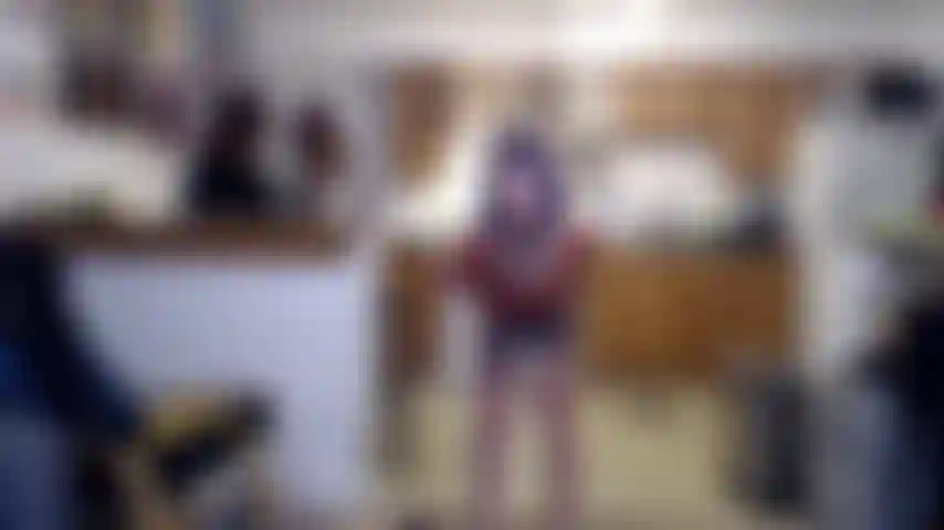 Sto togliendo il mio top corto sexy.