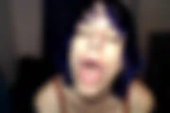 Spettacolo di sperma in camera da letto.