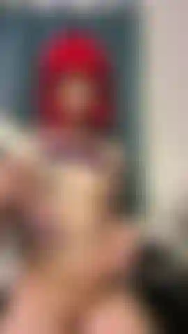 Mi lubrifico e mi scopo il seno con un dildo, primo piano 4k.