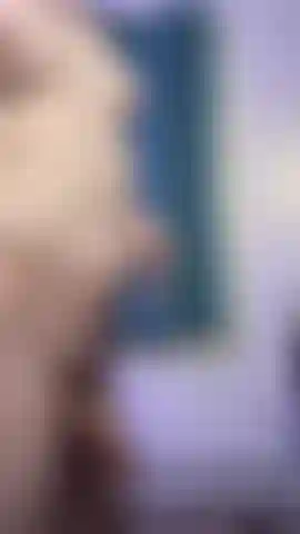 Una ragazza trans che si fa scopare profondamente con un dildo.