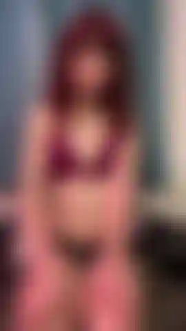 Una punk transgender che mostra i piedi.