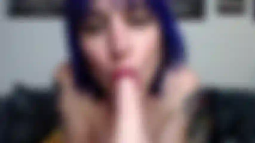 Mi provoca un pompino con un dildo.