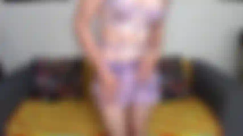 Spogliarello in lingerie viola.