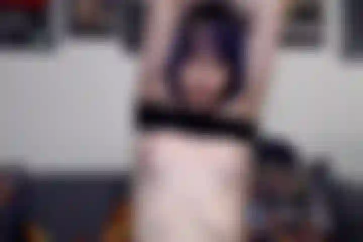 Mi scopo il buco del culo stretto con un dildo realistico.