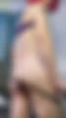 Mi lubrifico e mi scopo il primo piano delle tette.