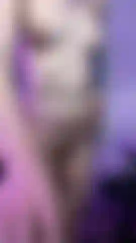 Una trans che tira fuori il plug anale e allarga il culo.