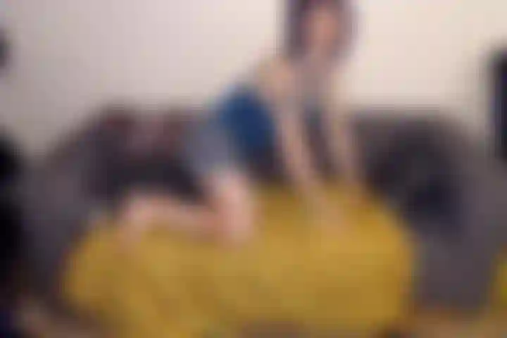 Spogliarello sul divano.