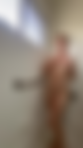 Guardami giocare sotto la doccia.