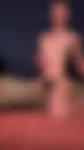 Sexy con perizoma e cuscino gobbo.