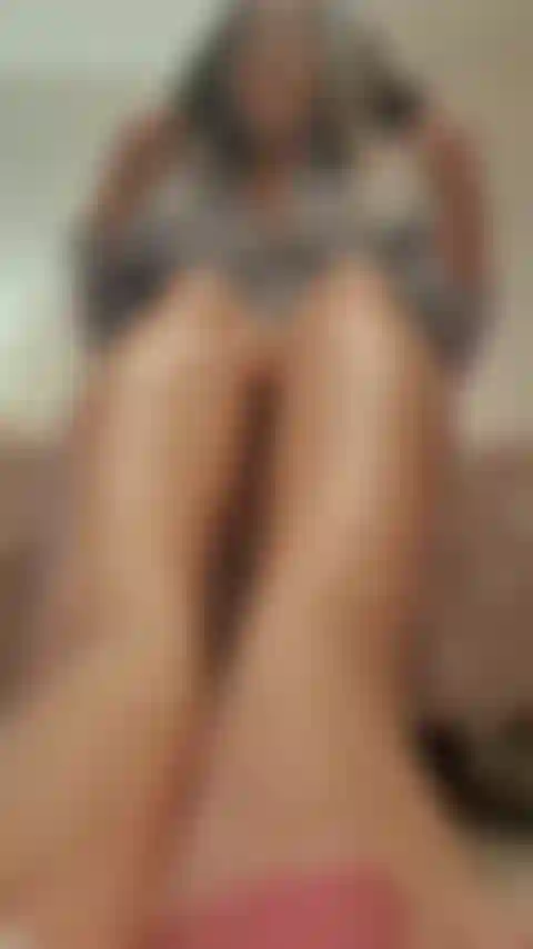 Vuoi vedere i miei piedi sexy? La mia nuova pedicure calda? Lo so.