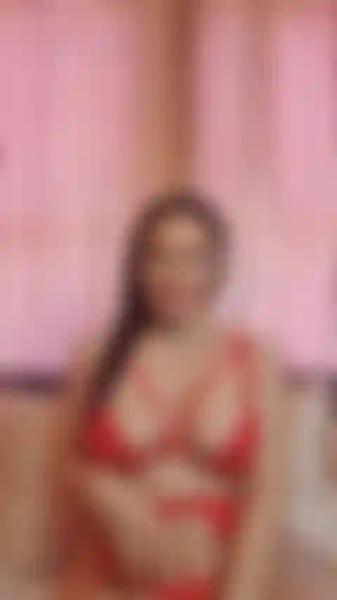 Sfoggio il mio corpo caldo e sinuoso nella mia nuova lingerie rossa sexy, lo adorerai.