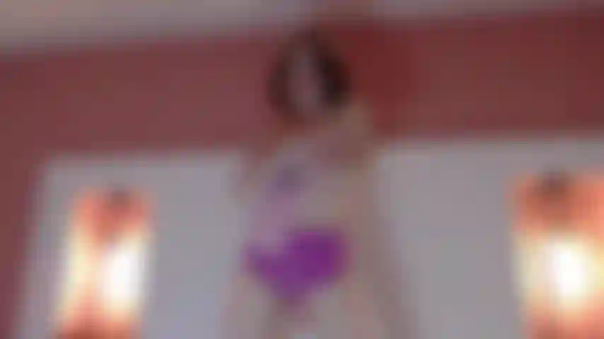 Una donna dai capelli rossi.