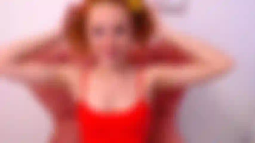 La ragazza con le lentiggini si spoglia.