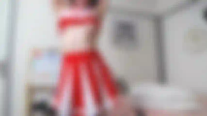 La cheerleader gioca con la figa bagnata mentre succhia // spettacolo d'oro registrato.