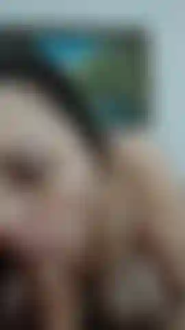 Pompino sciatto con contatto visivo.