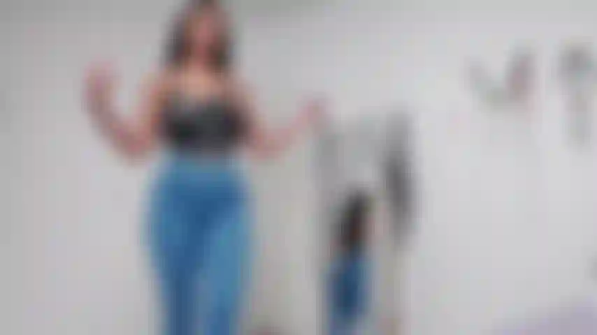 Pantaloni da yoga e un sacco di culi succosi che rimbalzano sul tuo viso;).