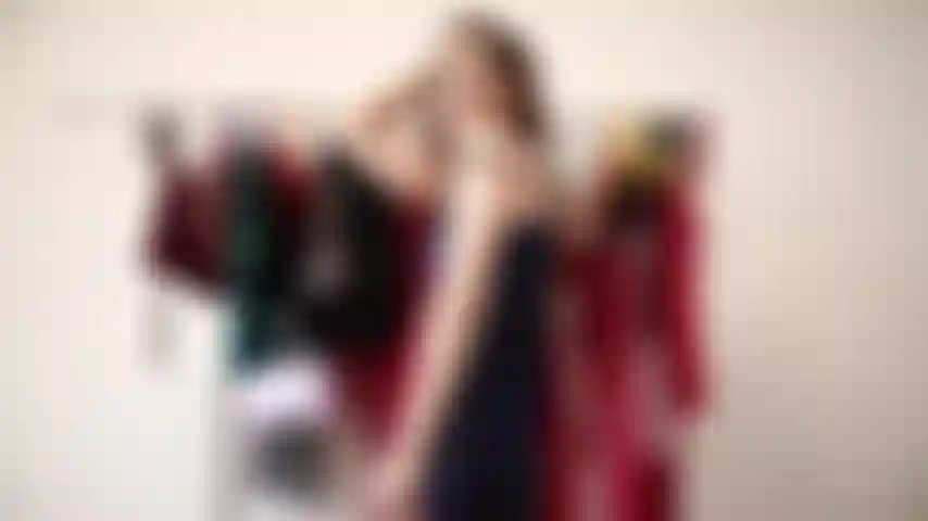 Ballo sexy e stuzzico da sola nel mio armadio!