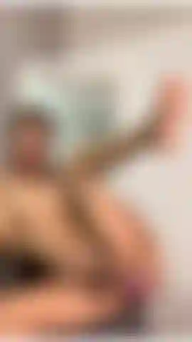 Che si infila un dildo nel culo mentre mi masturba.