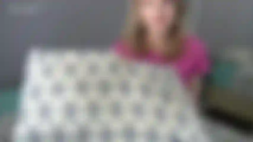 I piedi del culo teenager e le scarpe da ginnastica sporche adorano.