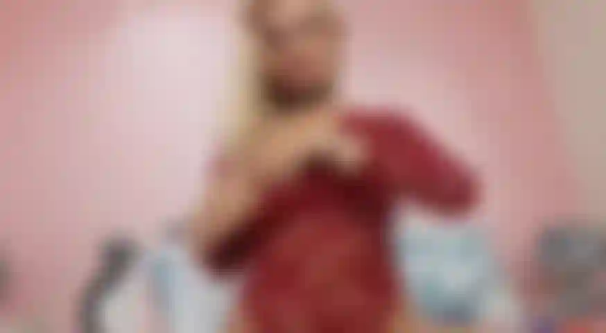 Succhia_il_mio_dildo_in_un_vestito_rosso_ti_stuzzica_le_tette_grandi.