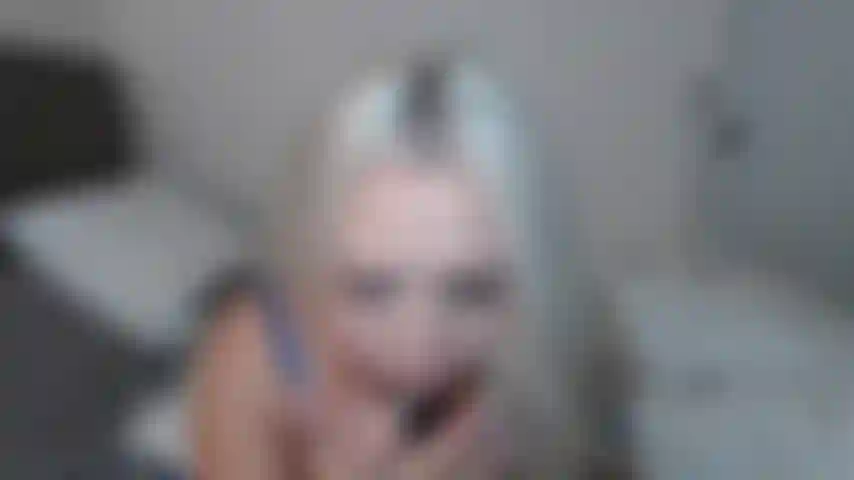 Mi scopo un vibratore, cavalco forte e vengo con il plug anale.