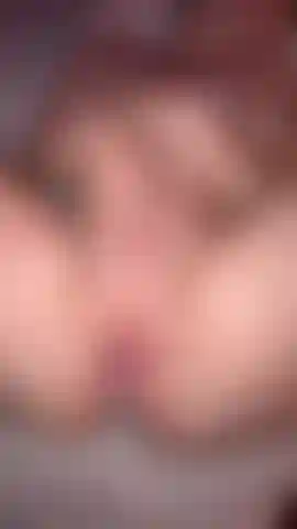 Che gioca con la mia figa piena di sperma <3.
