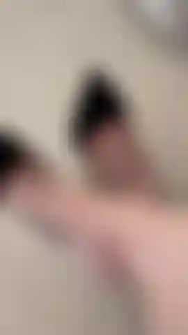 Scarpe décolleté nere a punta e giochi con i piedi.