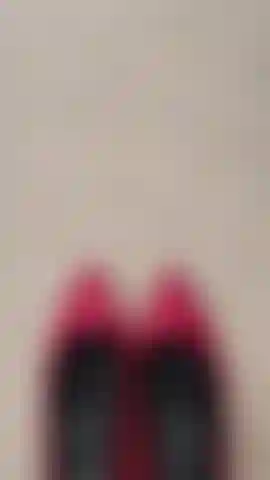 Scarpe con tacco rosso sexy e piedi.