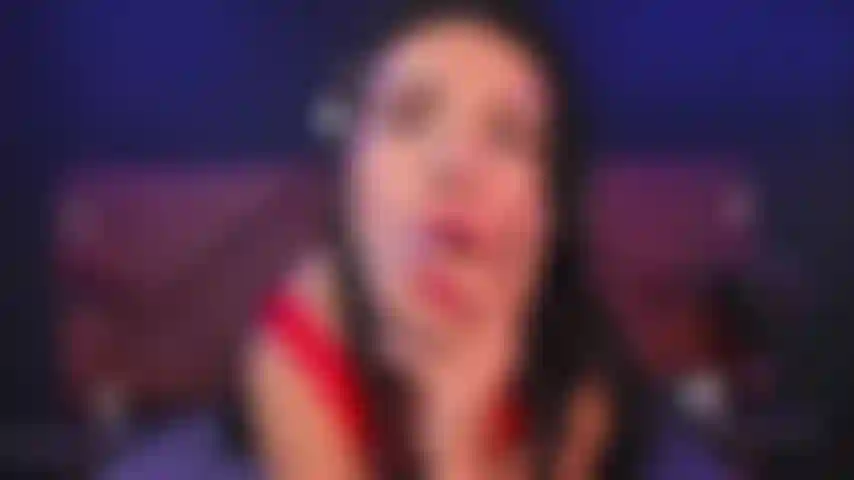 Nuda e sensuale per finire a scopare in cowgirl al contrario.