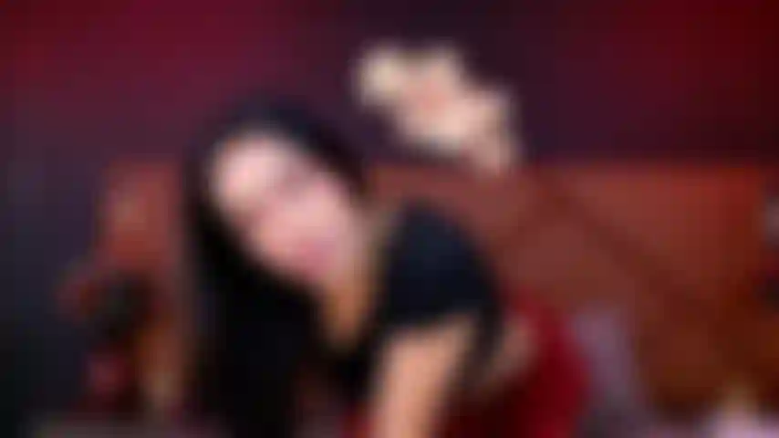 Le mie dita lavorano sul tuo cazzo come se fosse il mio giocattolo preferito.