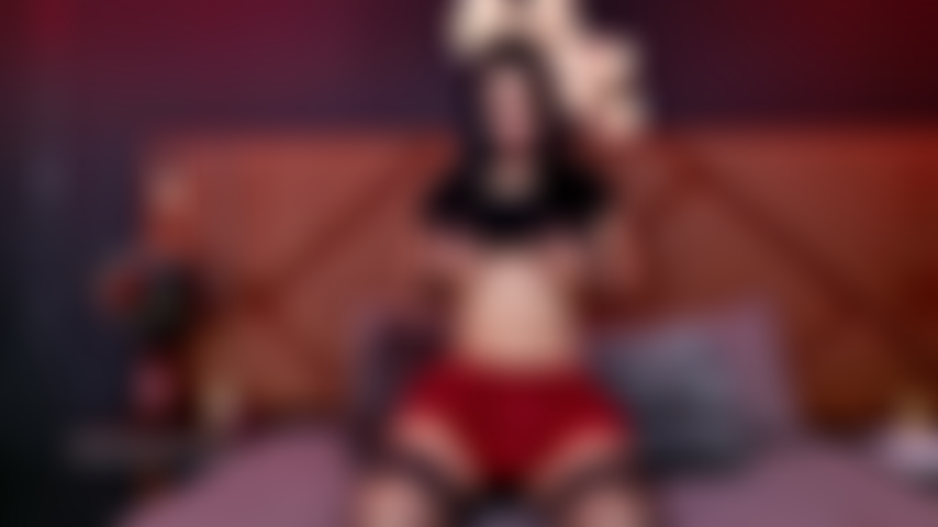 Indosso una minigonna, niente mutandine e ogni sculacciata mi fa bagnare di più.