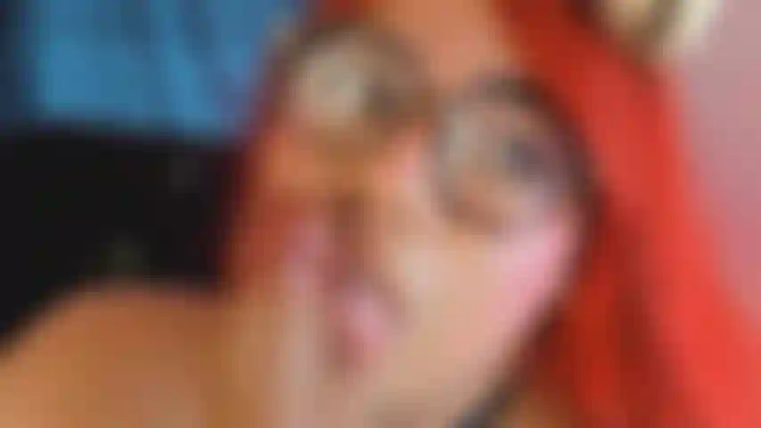 Kitty succhia il cazzo lentamente.