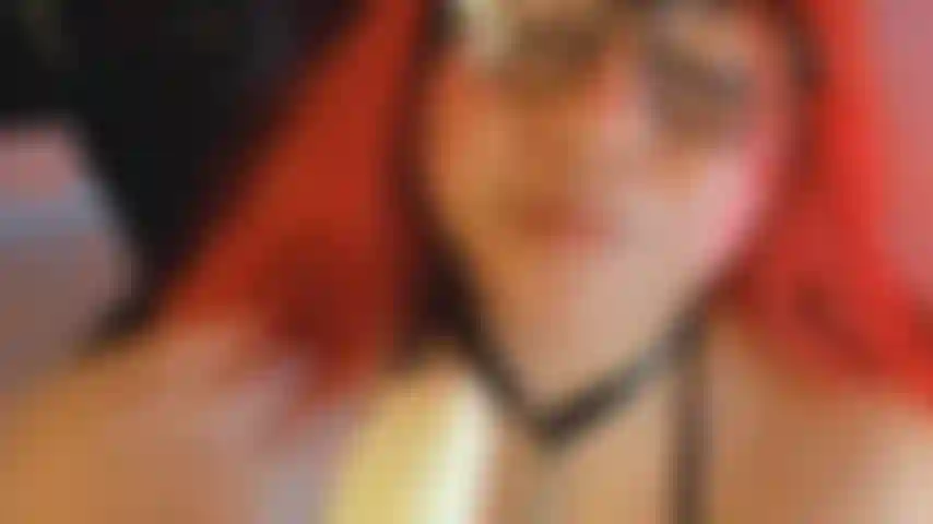 Gattina dai capelli rossi, pompino sexy.