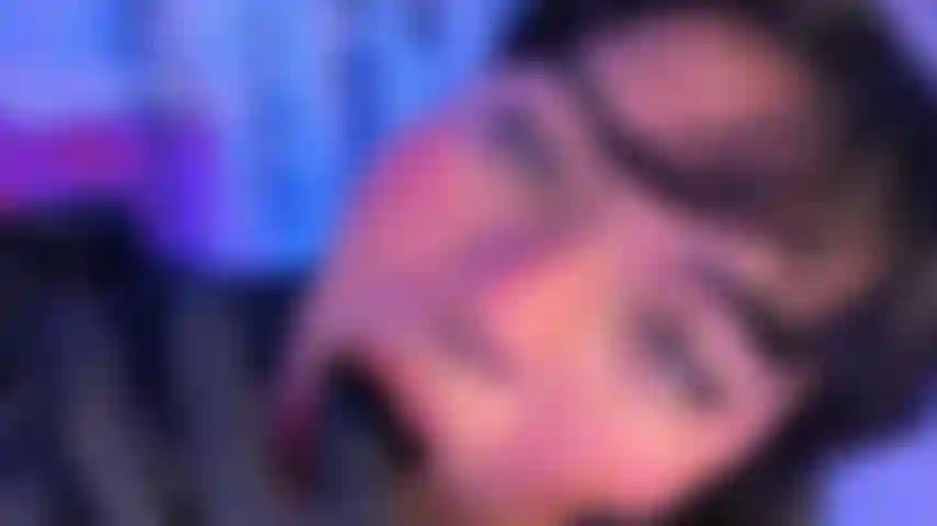 Eccitata per i guanti in lattice e i vestiti in pelle.