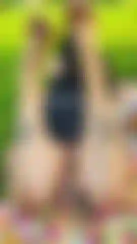 Sexy e con i piedi grandi durante un picnic.