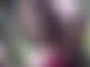 Cammino e gioco nella natura, in un sexy corpo rosso.