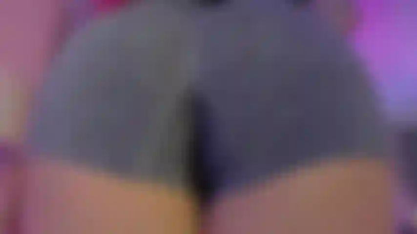 Ho lasciato la palestra e ho iniziato a giocare con un plug nel mio grosso culo.