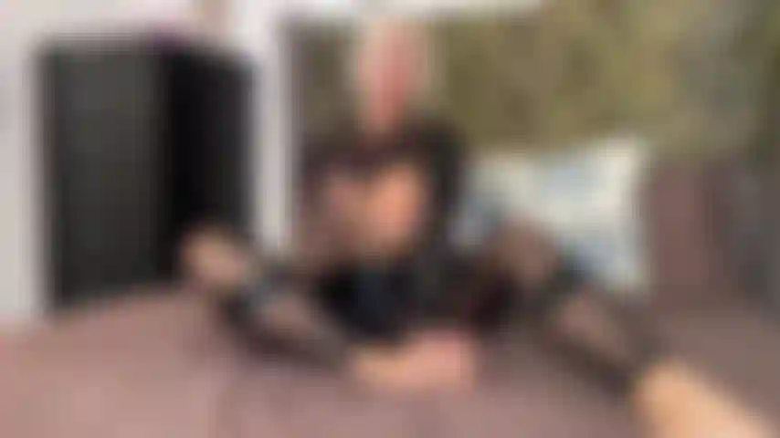 Guarda questi piedini carini avvolgersi attorno a questo enorme dildo bbc spesso… le dita dei piedi che si arricciano attorno alla testa, le piante che accarezzano ogni centimetro lentamente e in modo scivoloso. Ci sputo sopra, lo strofino tra i miei archi plantari, stuzzico la punta con le dita dei piedi finché non gocciola. Immagina quel grosso cazzo nero che pulsa tra i miei piedi mentre lo lavoro esattamente come ti piace. Chi lascia una mancia per vedere quanto lo faccio sporco?