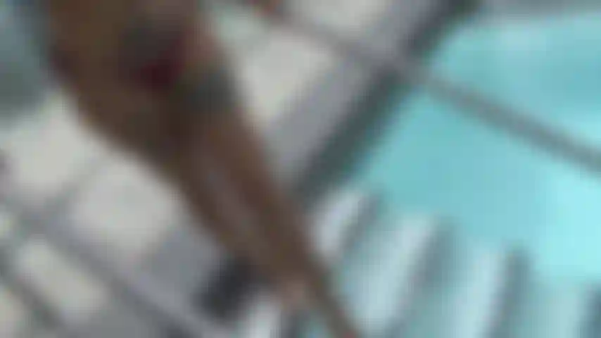 Ti fai sempre un'erezione in piscina.