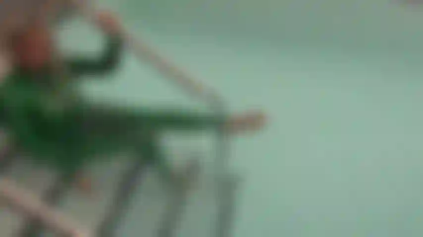 Sega con i piedi in lattice sott'acqua.