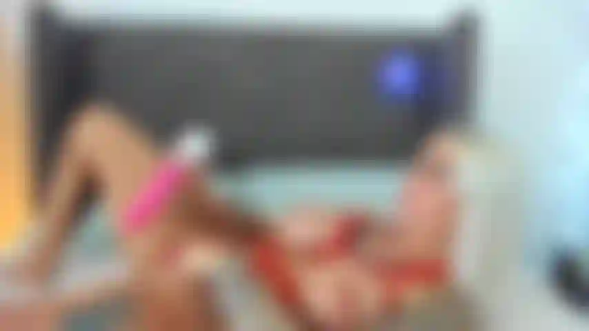 Sperma duro con plug anale vibrante.