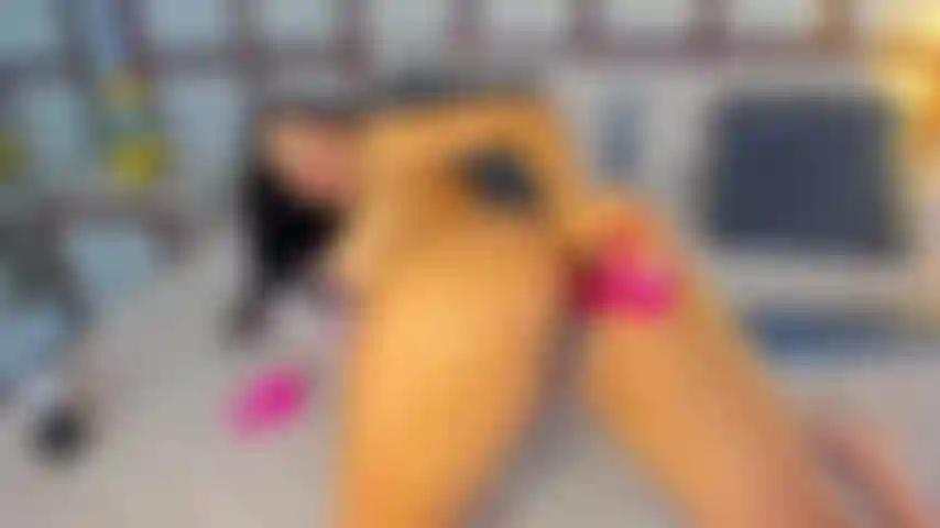 Mi scopo il culo stretto con un grosso plug anale.