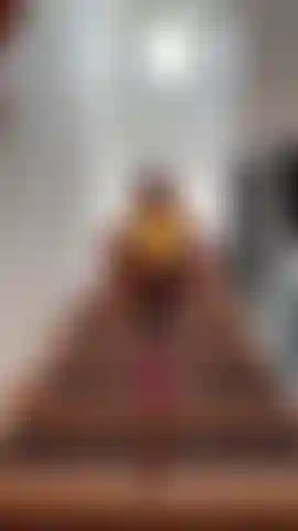 Cavalco un dildo sulle scale.