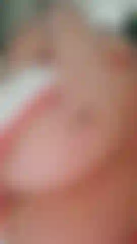 Tutto sulle mie enormi tette naturali da troia 😋 guardami mentre le tiro fuori lentamente dal mio piccolo reggiseno e ci gioco per te dicendoti di venire tutto sopra di loro 💦 la milf troia non era sola a casa quindi ti parlo sottovoce 😘#hugetits #massivetits #naturalbigtits #sucking #spitting #bouncing #hairup.