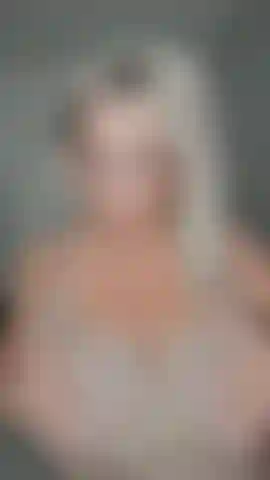 Vieni a giocare con le mie enormi tette naturali 😍 guarda che dimensioni hanno 😈.
