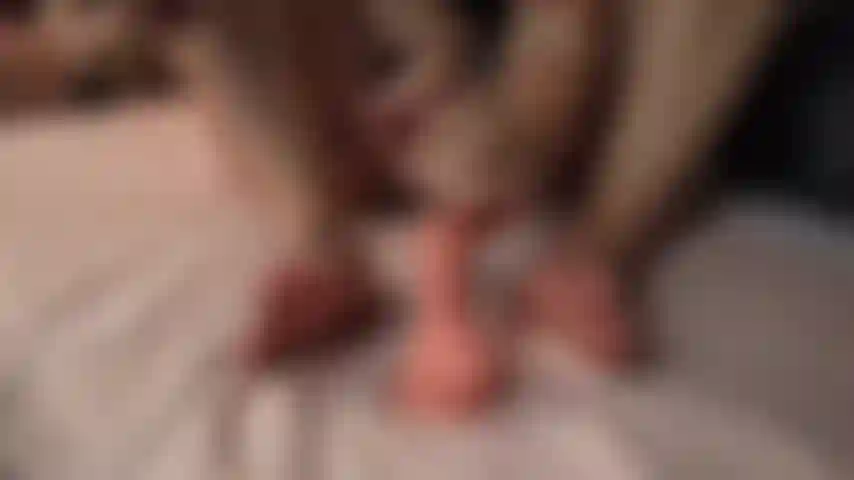 Masturbo il tuo cazzo con i miei piedi.