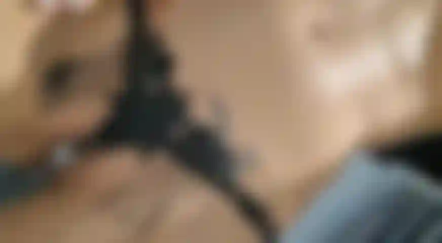 Così arrapata... Succhio il mio giocattolo e lo cavalco in profondità e con forza nella mia figa fino a quando non vengo.