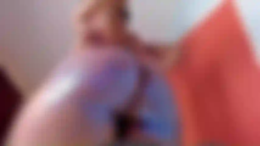 Cavalco un dildo con glitter sul mio corpo.