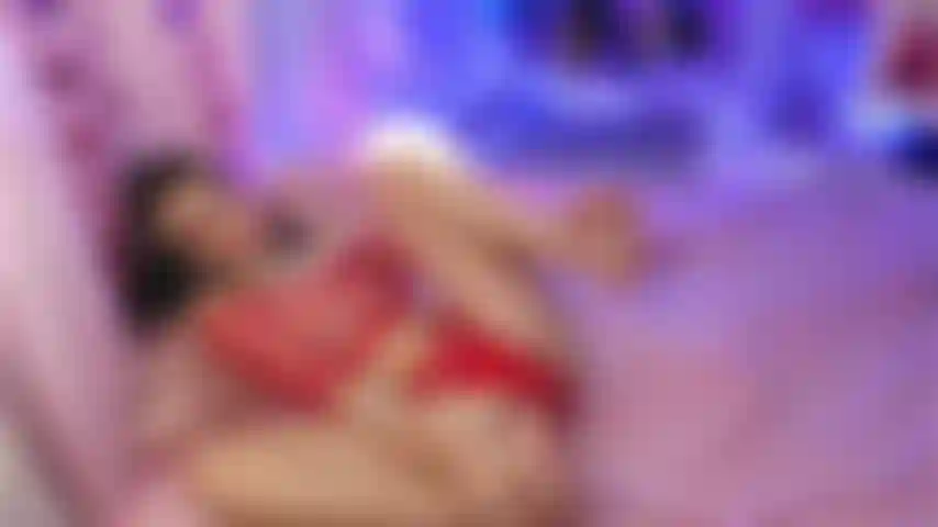 Video molto sexy dal mio live streaming: sono completamente nuda ea piedi nudi, mentre mi fotto la mia insaziabile figa stretta con un grosso dildo.